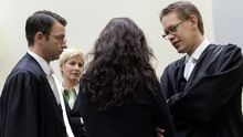 Die Angeklagte Beate Zschäpe mit ihren Anwälten Anja Sturm, Wolfgang Stahl und Wolfgang Heer