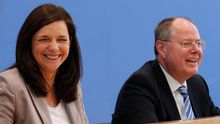 NSA – Stoff für den Wahlkampf? Katrin Goering-Eckart (Grüne) und Peer Steinbrück (SPD) auf einer gemeinsamen Pressekonferenz.