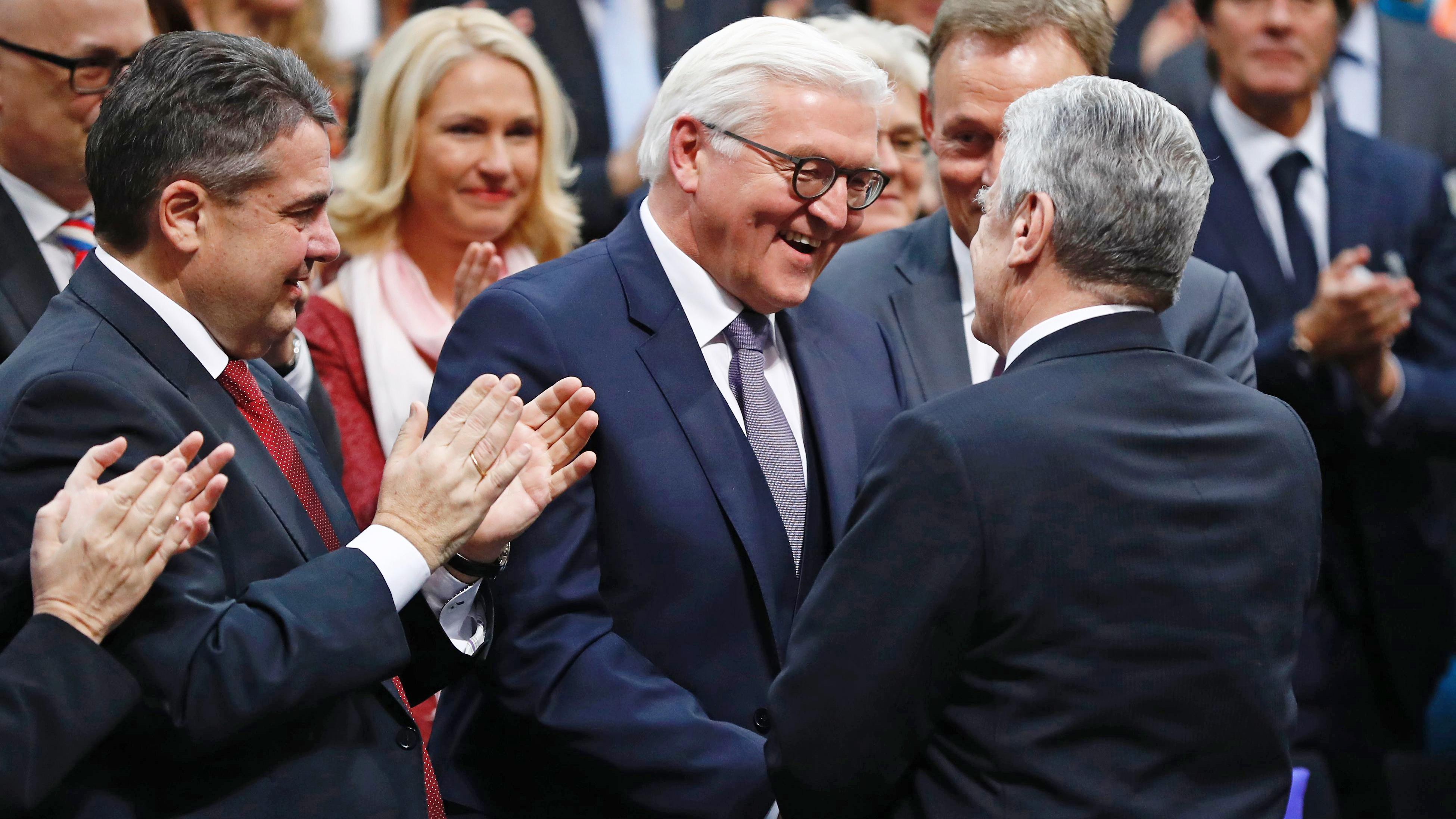 Bundespräsidentenwahl: Bundespräsident Joachim Gauck gratuliert Frank-Walter Steinmeier zur gewonnenen Wahl.