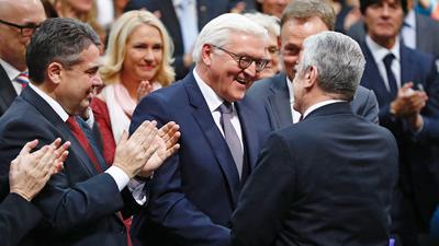 Bundespräsidentenwahl: Bundespräsident Joachim Gauck gratuliert Frank-Walter Steinmeier zur gewonnenen Wahl.
