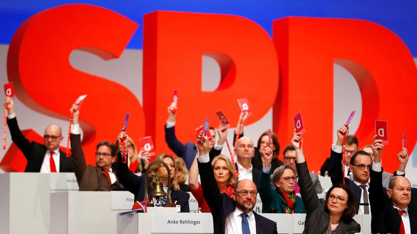 Parteitag: Parteichef Martin Schulz, Vorsitzende der SPD-Bundestagsfraktion Andrea Nahles und weitere Mitglieder der SPD auf dem Parteitag in Berlin
