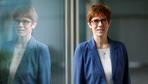 Merkel will Kramp-Karrenbauer als neue Generalsekretärin