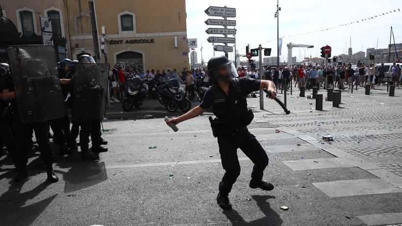 Hooligans: Französische Polizisten im Einsatz vor dem EM-Spiel Russland gegen England
