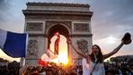 Der Himmel über Paris ist blau, weiß und rot