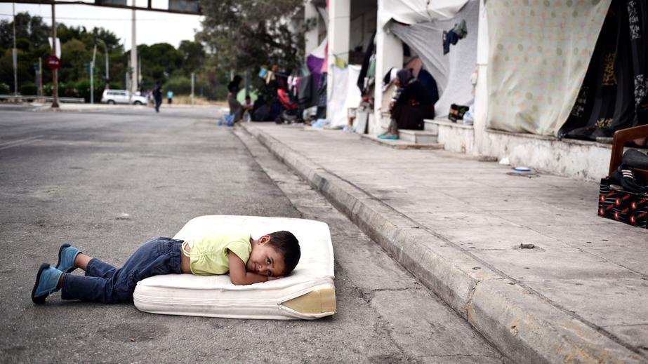 Griechenland: Ein Flüchtlingskind im improvisierten Lager auf dem alten Athener Flughafengelände