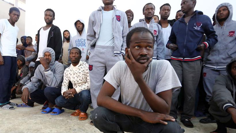 Entwicklungshilfe: Afrikanische Migranten, die daran gehindert wurden, übers Meer nach Europa zu kommen, in einem Lager 45 Kilometer westlich der libyschen Hauptstadt Tripoli. 
