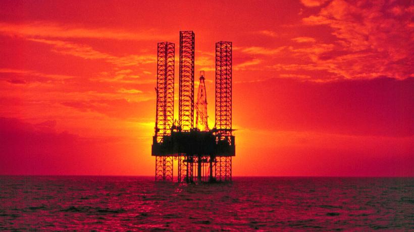 Klimaschutz: Sonnenuntergang über einer Ölplattform im Golf von Mexiko (Archivbild)