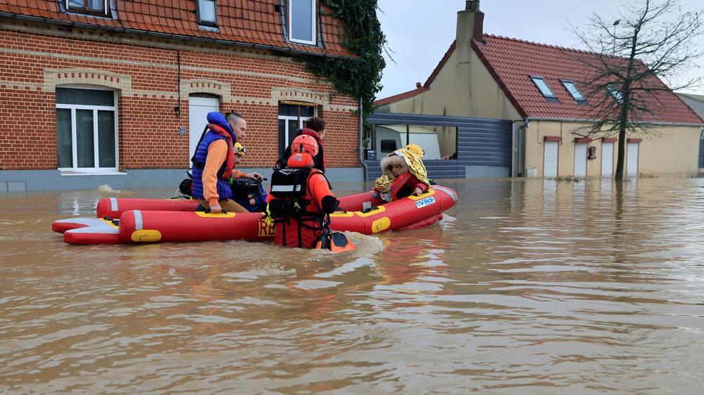 Unwetter in Europa Hochwasser in Frankreich und Großbritannien ZEIT