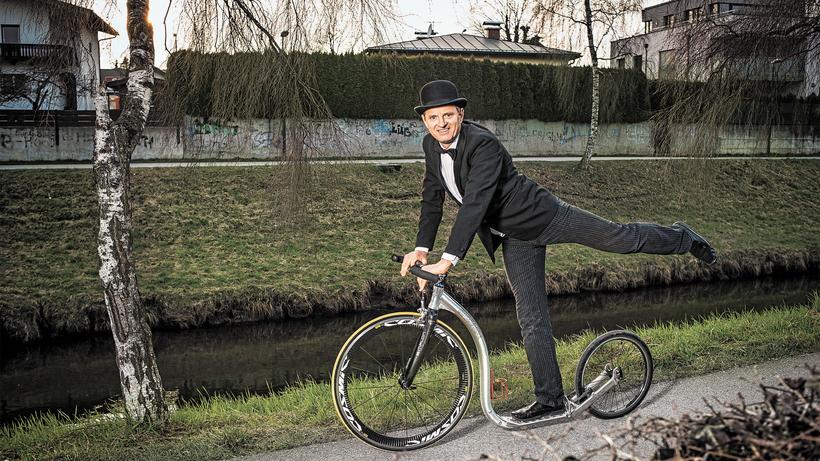 Jurek Milewski auf seinem Kickbike.