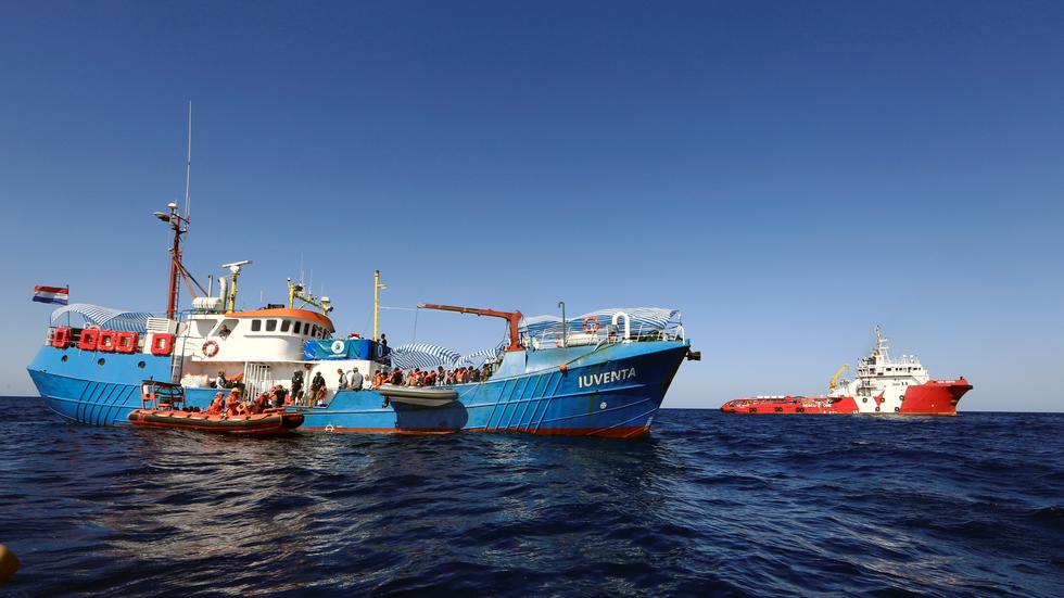 Jugend rettet: Das  Rettungsschiff "Iuventa" mit Flüchtlingen an Bord