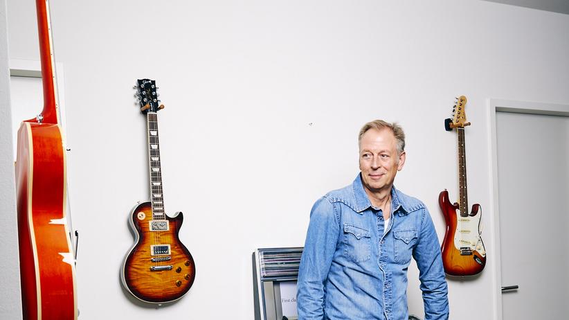 Arndt-Helge Grap: Arndt-Helge Grap, 55, in seinem Musikarchiv. Er war der Erste, der für jeden Bereich auf Kreuzfahrtschiffen ein eigenes musikalisches Konzept entwickelte. Die Idee weitete er aus, zum Beispiel auf den Hamburger Flughafen.