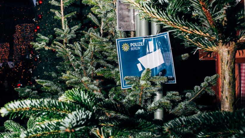 Anschlag am Breitscheidplatz: Polizeihinweise inmitten von Tannenbäumen