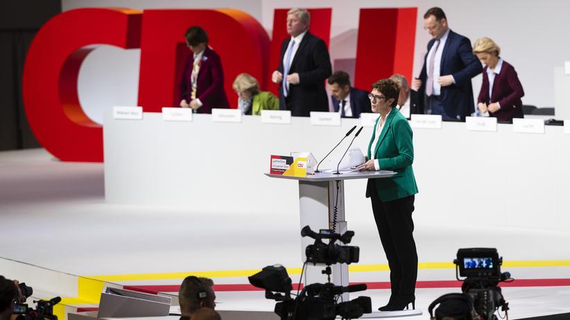Die neu gewählte CDU-Vorsitzende Annegret Kramp-Karrenbauer auf dem Parteitag in Hamburg 