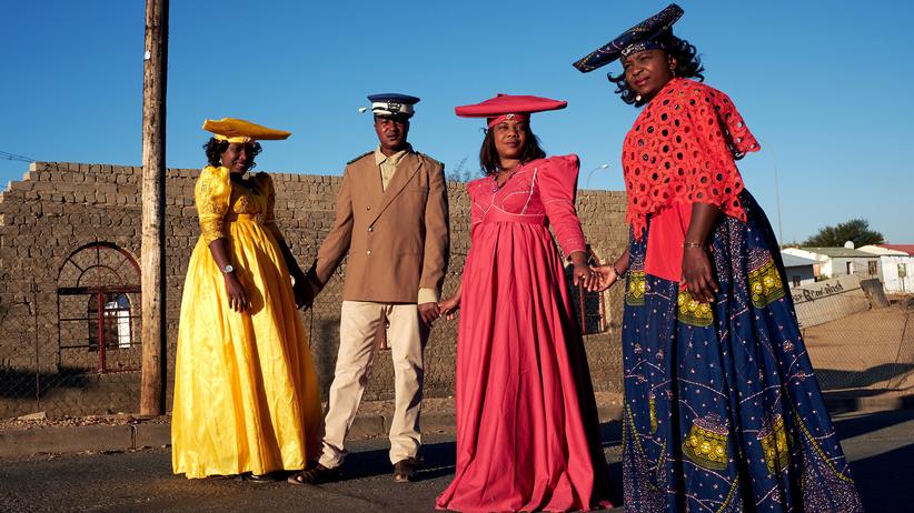 Namibia: Das Design der zu besonderen Anlässen getragenen Uniformen und Kleider in der Katutura Township im namibischen Windhuk erinnert an den Kleidungsstil deutscher Soldaten und ihrer Frauen während der Kolonialzeit.