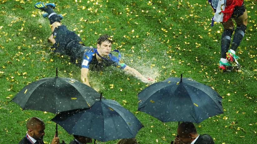 Benjamin Pavard: Zwei Welten, ein Fußballerjahr. VfB-Verteidiger Pavard zieht sich im Dezember 2018 in Mönchengladbach einen Muskelbündelriss im rechten Oberschenkel zu. Im Juli feiert er den soeben errungenen WM-Pokal.