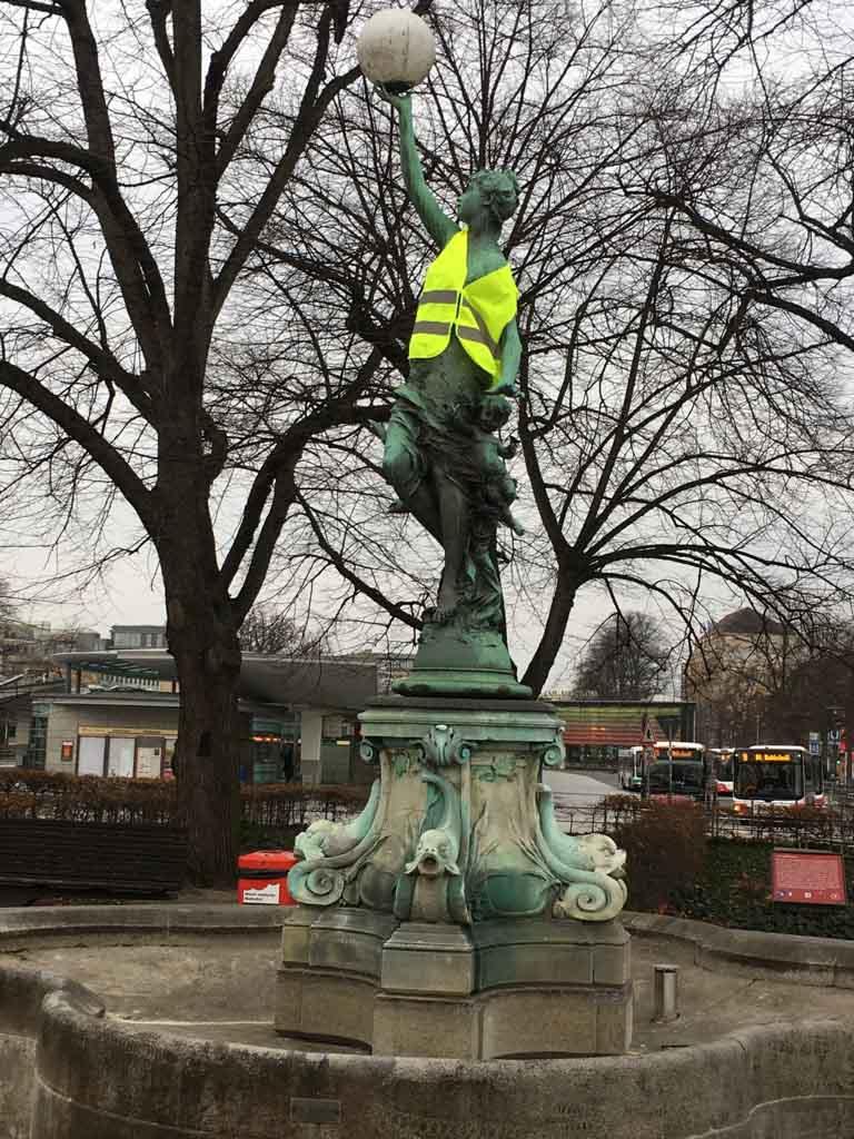 Der Protest geht weiter am Puvogelbrunnen auf dem Wandsbeker Marktplatz