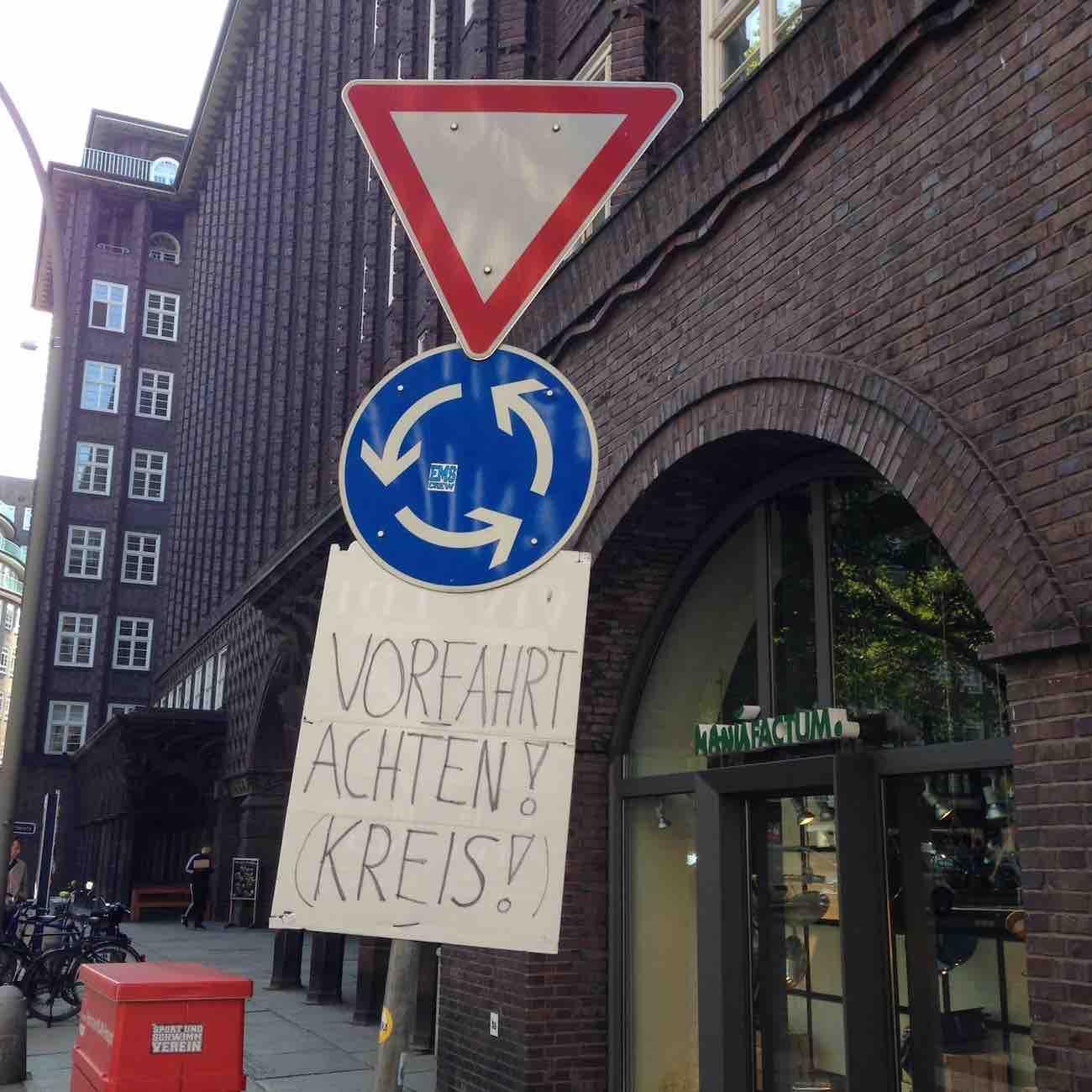 Verkehrsregeln nacherklärt, wahrscheinlich nicht nur für Manufactum-Kunden, gesehen am Burchardplatz