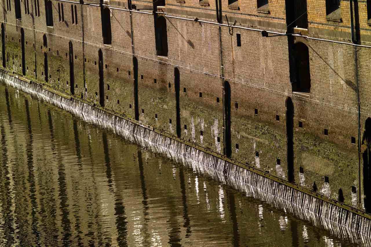 Die historische Hafenstadt steht, wie hier bei Ebbe sichtbar, auf Hunderttausenden in den Boden gerammten Holzpfählen