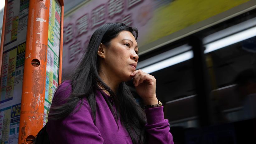 Edward Snowden: Sechs Jahre danach: Vanessa Mae Rodel, die Edward Snowden 2013 bei der Flucht half, vergangene Woche auf dem Weg zur Einwanderungsbehörde in Hongkong