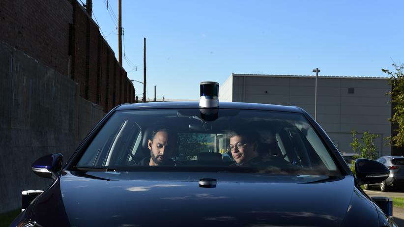 Selbstfahrende Autos: Wie anfällig ein Fahrzeug für die digitale Manipulation ist, hängt stark vom Hersteller ab – und von der spezifischen Sicherheitsarchitektur des Autos.