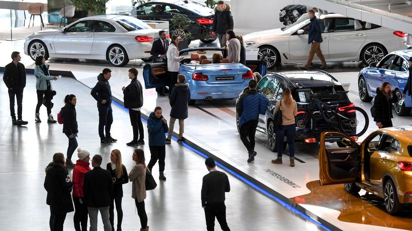 Globalisierung: Potenzielle BMW-Kunden in München. Wer würde die ganzen Autos kaufen, wenn man sie nicht mehr exportieren könnte?