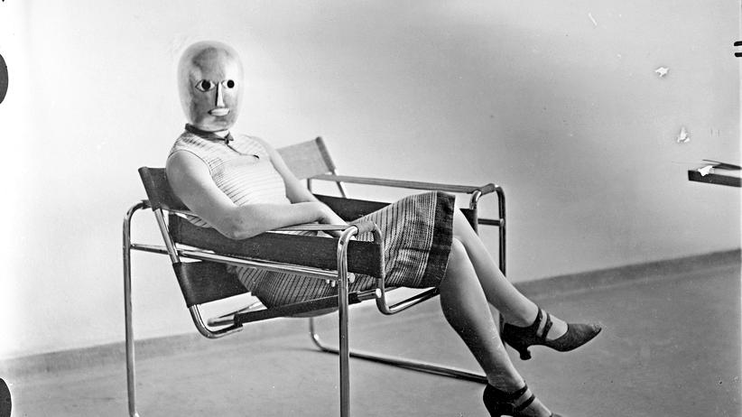 Bauhaus: Sehr lässig, der neue Mensch, von dem das Bauhaus träumte, und sehr gesichtslos – die Maske entwarf Oskar Schlemmer, den Sessel Marcel Breuer, das Foto machte Erich Consemüller um 1926.