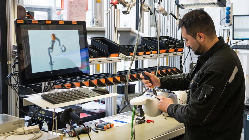 Solidaritätszuschlag: Fachkräfte sind gesucht. Gleichzeitig nagt die Digitalisierung an einfachen Fabrik- und Verwaltungsjobs.