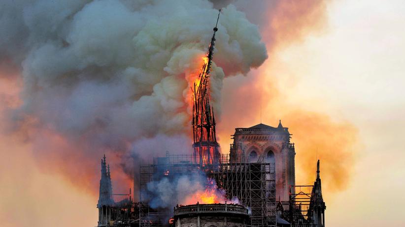 Notre-Dame de Paris am Montagabend während der Spitzturm abbricht.