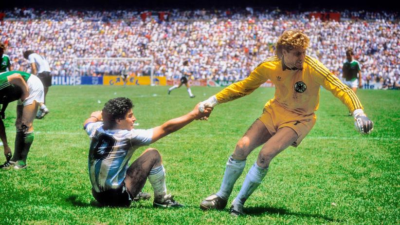 Toni Schumacher: Kollegial nur zum Gegner: Im Finale der Weltmeisterschaft 1986 in Mexiko hilft Toni Schumacher Diego Armando Maradona auf die Beine.