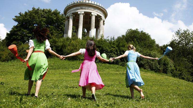 Unterm frau dirndl trägt was Das Dirndl