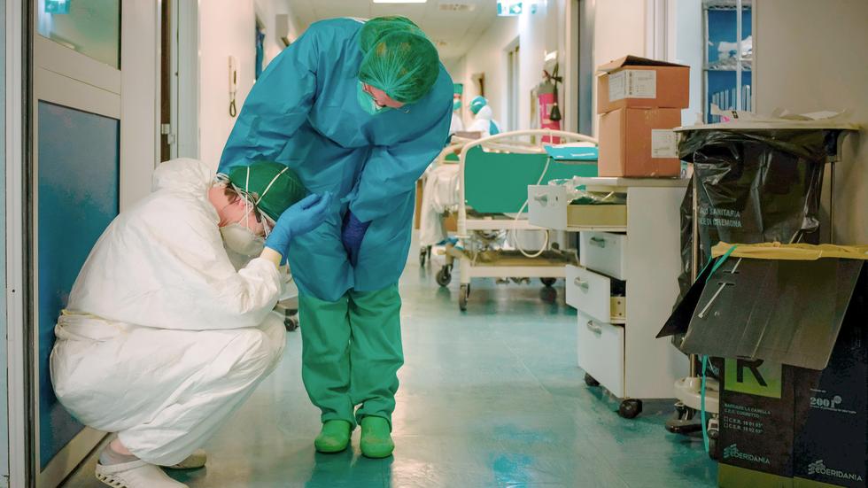 Rettungsmediziner Michael de Ridder: Im Krankenhaus von Cremona sinkt eine erschöpfte Krankenschwester zu Boden. 