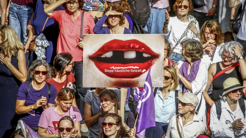 Frauenstreik: "Stopp häusliche Gewalt" steht auf einem Banner, das eine Demonstrantin während des Frauenstreiks in Zürich am 14. Juni 2019 hochhält. 