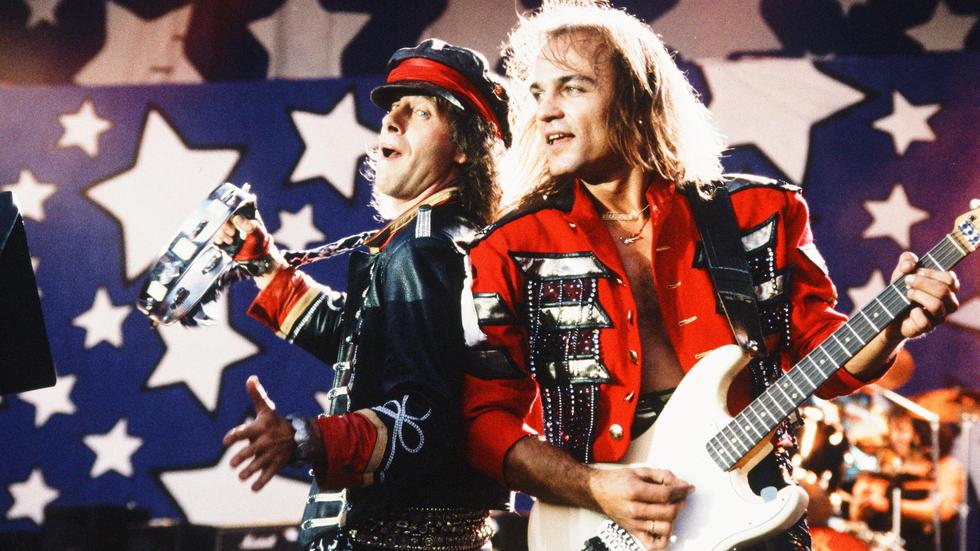Scorpions: Klaus Meine (links) und Matthias Jabs (rechts) am 12. und 13. August 1989 im Lenin-Stadion auf dem Moscow Music Peace Festival. Die Scorpions waren die deutschen Vertreter einer westlichen Abordnung von Hardrock- und Metal-Bands, die dort spielen durften.