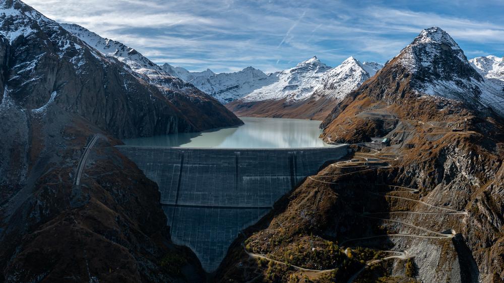 Wasserkraft in den Alpen: Der Staudamm Grande Dixence in der Schweiz: Der Damm, der mit 285 Metern der höchste in Europa ist, versorgt vier Wasserkraftwerke mit Wasser, darunter das 1.269-Megawatt-Kraftwerk Bieudron. Die Schweiz erzeugt rund 60 Prozent ihres Stroms aus Wasserkraft.