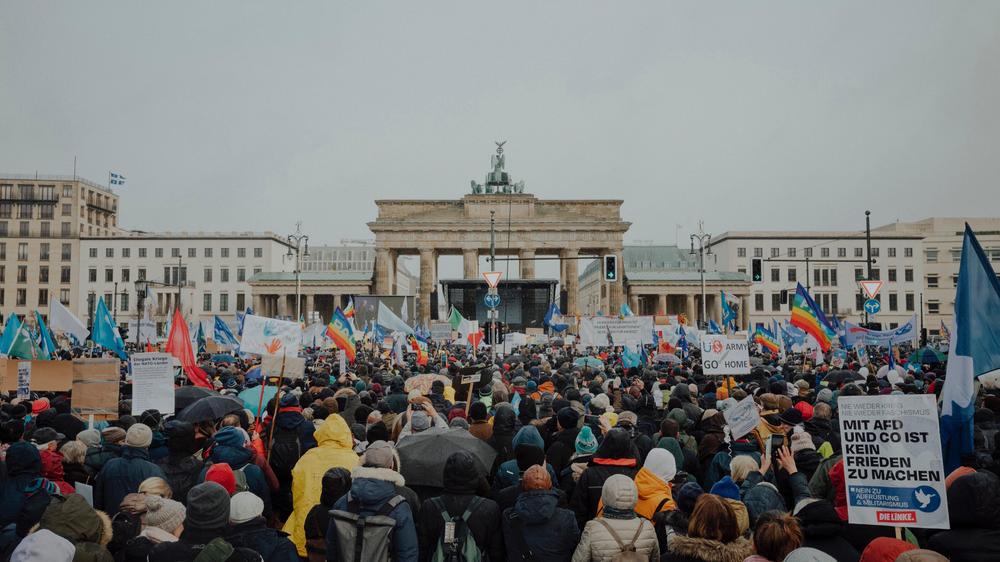 Sahra Wagenknecht und Alice Schwarzer: Die Linkenpolitikerin Sahra Wagenknecht und die Frauenrechtlerin Alice Schwarzer riefen am 25. Februar 2023 zu einer Demonstration namens "Aufstand für den Frieden" in Berlin auf.