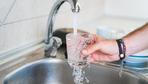 Leitungswasser: Unser Trinkwasser enthält Antibiotika. Stimmt’s?