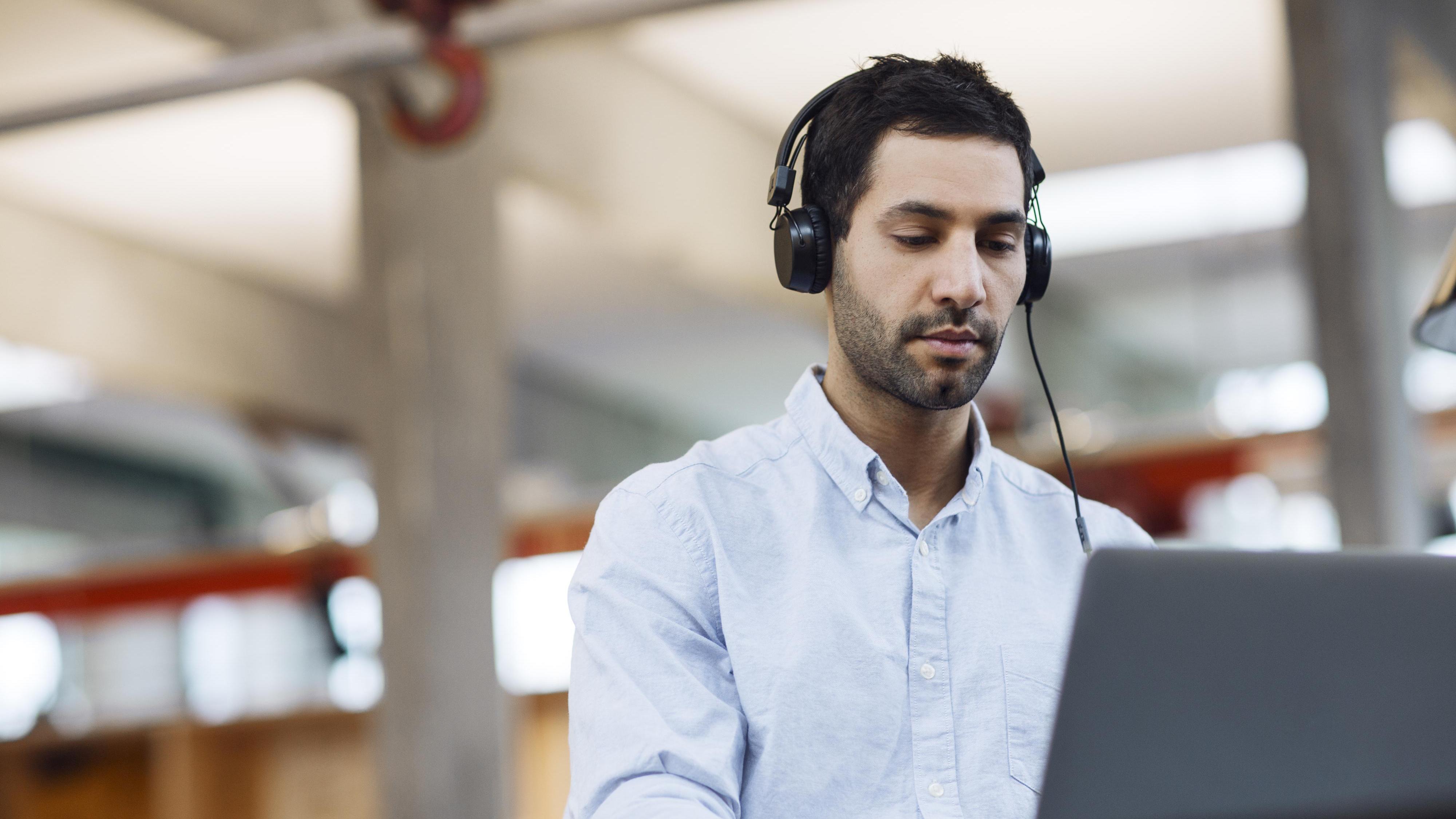 Аудио listen. Man with Headphone and Laptop. Man Headphones. Worker with Headphones. Busy на аудио.