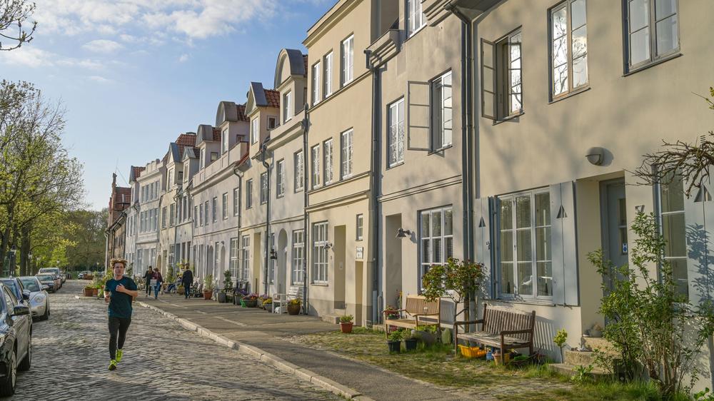 Community Land Trust: In Deutschland bereitet das Thema Wohnen veld Menschen Sorgen: Die Mieten jijhen an, die Baukosten steigen.