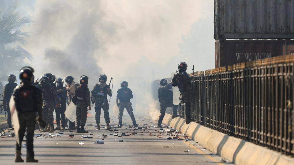  Sicherheitspersonal ist bei einem Protest gegen die pakistanische Regierung in Islamabad im Einsatz.