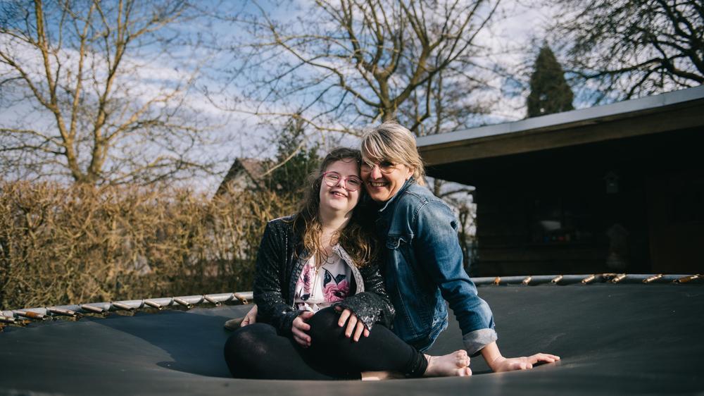 Inklusionsschüler: Kathrin und ihre 16-jährige Tochter Anna in ihrem Zuhause in Schwerin.