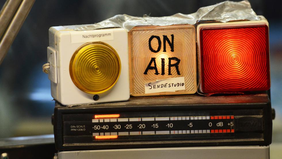 Durchsuchungen bei Radio Dreyeckland: Eine Aufnahmeleuchte im Studio von Radio Dreyeckland. Der Sender war 1977 der erste unabhängige Rundfunksender in Deutschland.