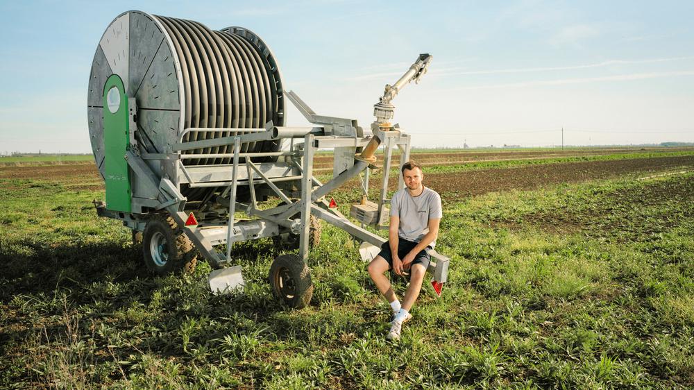 Dürre in Österreich: Ganz ohne Wasserwerfer geht es nicht: der Landwirt Paul Reiner, 26, met sein Rainstar E31.