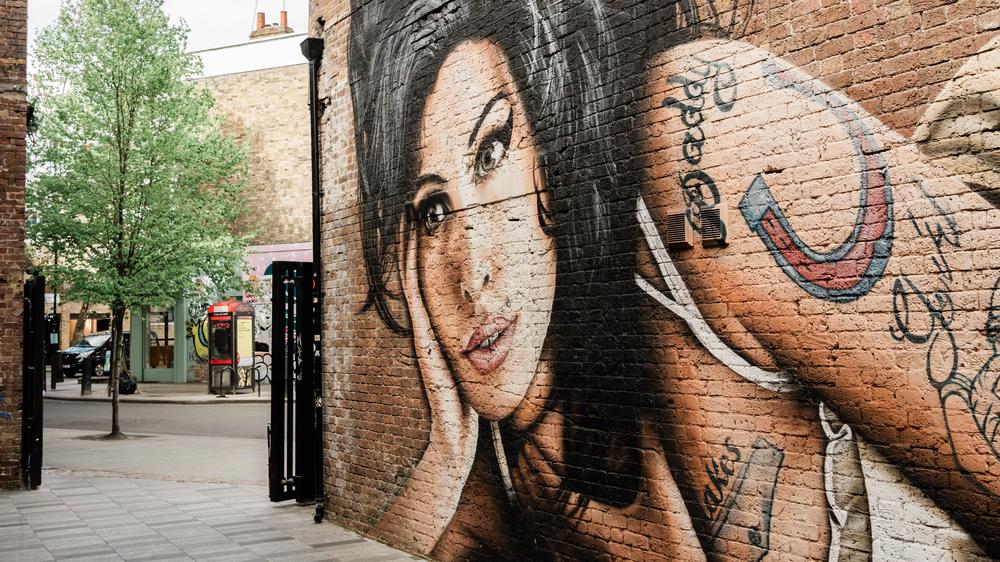 Camden Town: Eine übergroße Amy Winehouse an der Rückseite ihres Lieblingspubs The Hawley Arms