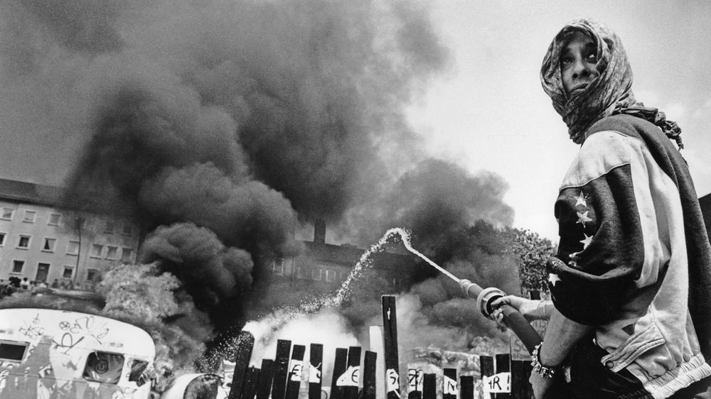 Linksextremismus in Hamburg: 1989: Der Hamburger Senat will besetzte Häuser in der Hafenstraße räumen, 12.000 Menschen demonstrieren dagegen.  Es entsteht die spätere autonome Szene der Stadt.