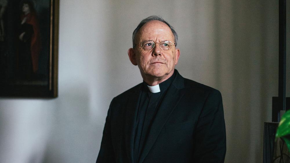 Ulrich Neymeyr: Bischof Neymeyr, 66, schaltete 2015 aus Protest gegen eine AfD-Demonstration das Licht des Erfurter Doms aus. In dieser Woche findet in seiner Stadt der 103. Deutsche Katholikentag statt.