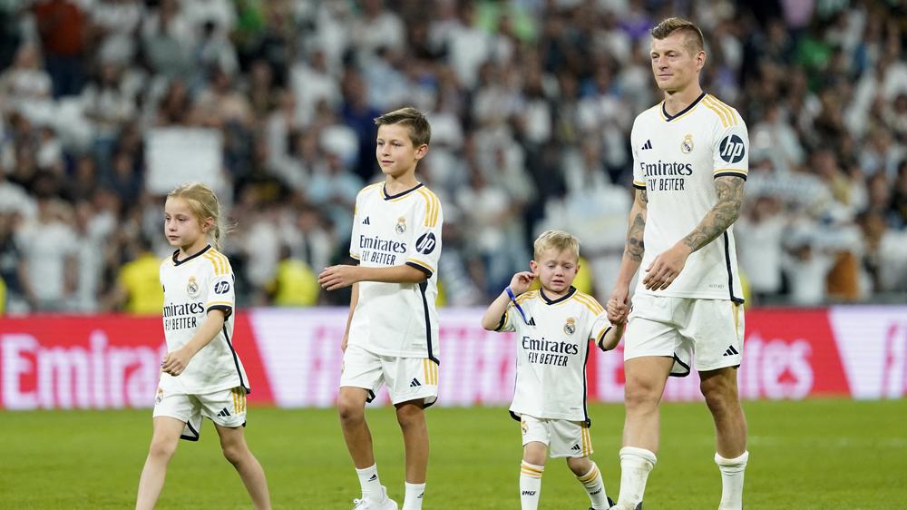 Deutscher Fußball: Real Madrids Toni Kroos mit seinen Kindern Leon, Amelie und Fin nach seinem letzten Spiel als Real Madrid-Spieler