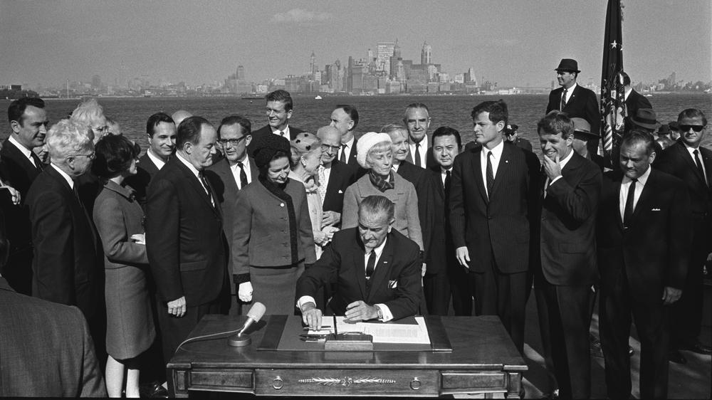 Einwanderungspolitik der USA: Am 3. Oktober 1965 unterzeichnete Präsident Lyndon B. Johnson den Immigration Act.