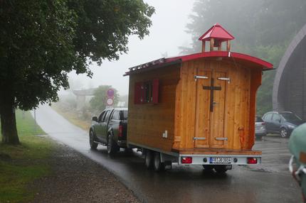 Mobile Kirche: Der Anhänger hat einen Mini-Glockenturm