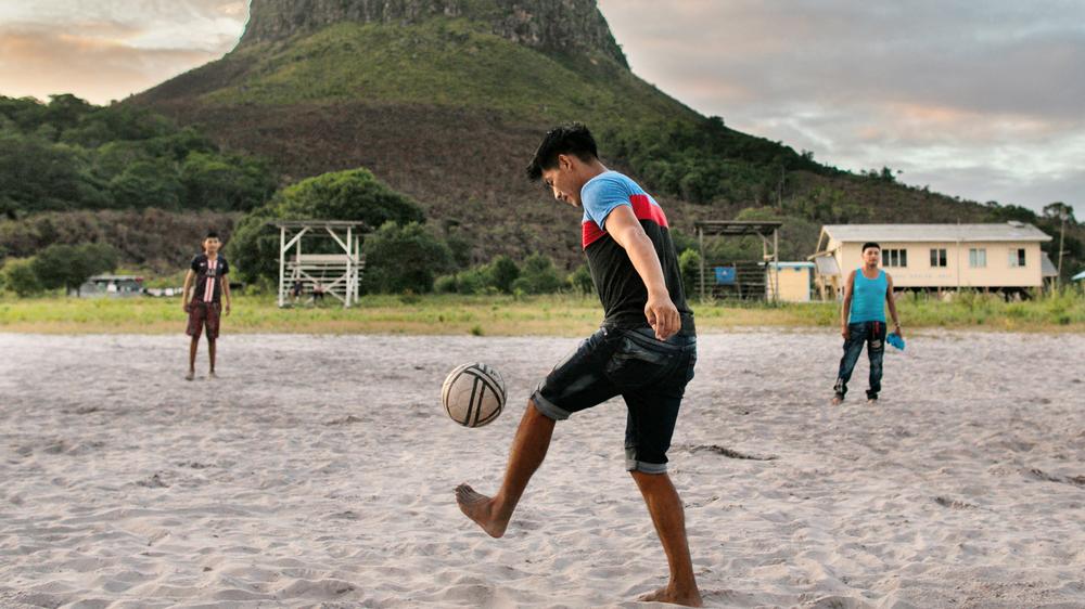 Klima in Guyana: In der ölreichen Region Essequibo im südamerikanischen Guyana spielen junge Menschen Fußball.