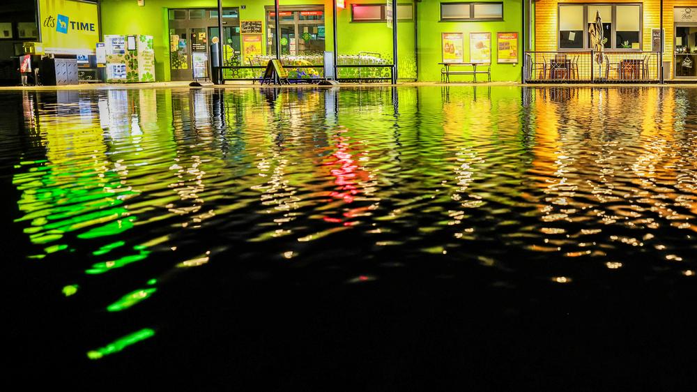 Österreich: Auch vor diesem Supermarkt im niederösterreichischen Atzenbrugg stand das Wasser Anfang der Woche hoch.